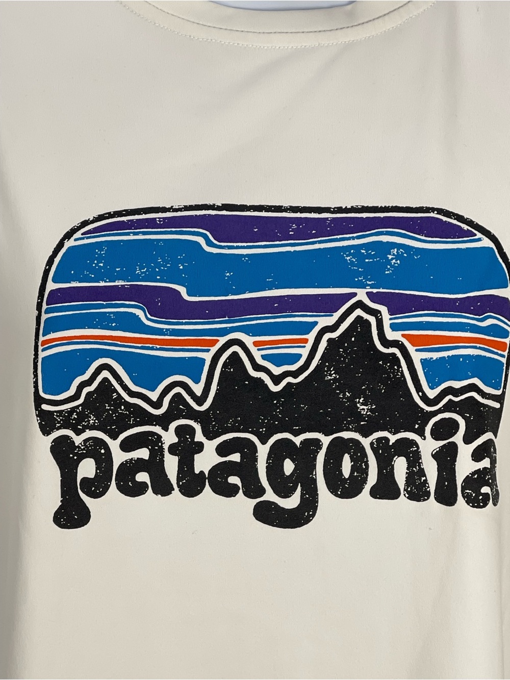 Patagonia White Short Sleeve Tee “Capilene Cool Daily” w/mountains logo - Picture 3 of 7